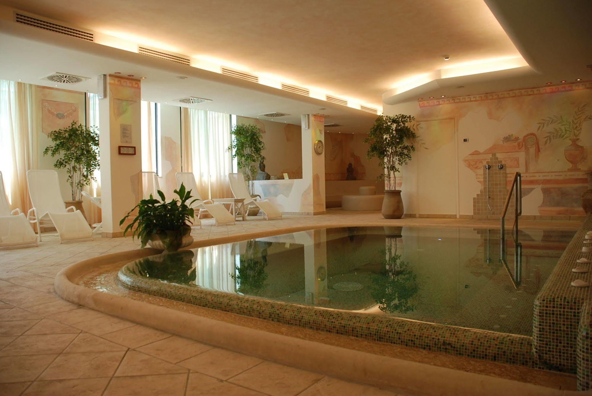 Hotel Caesar Residence & SPA Camaiore Bagian luar foto