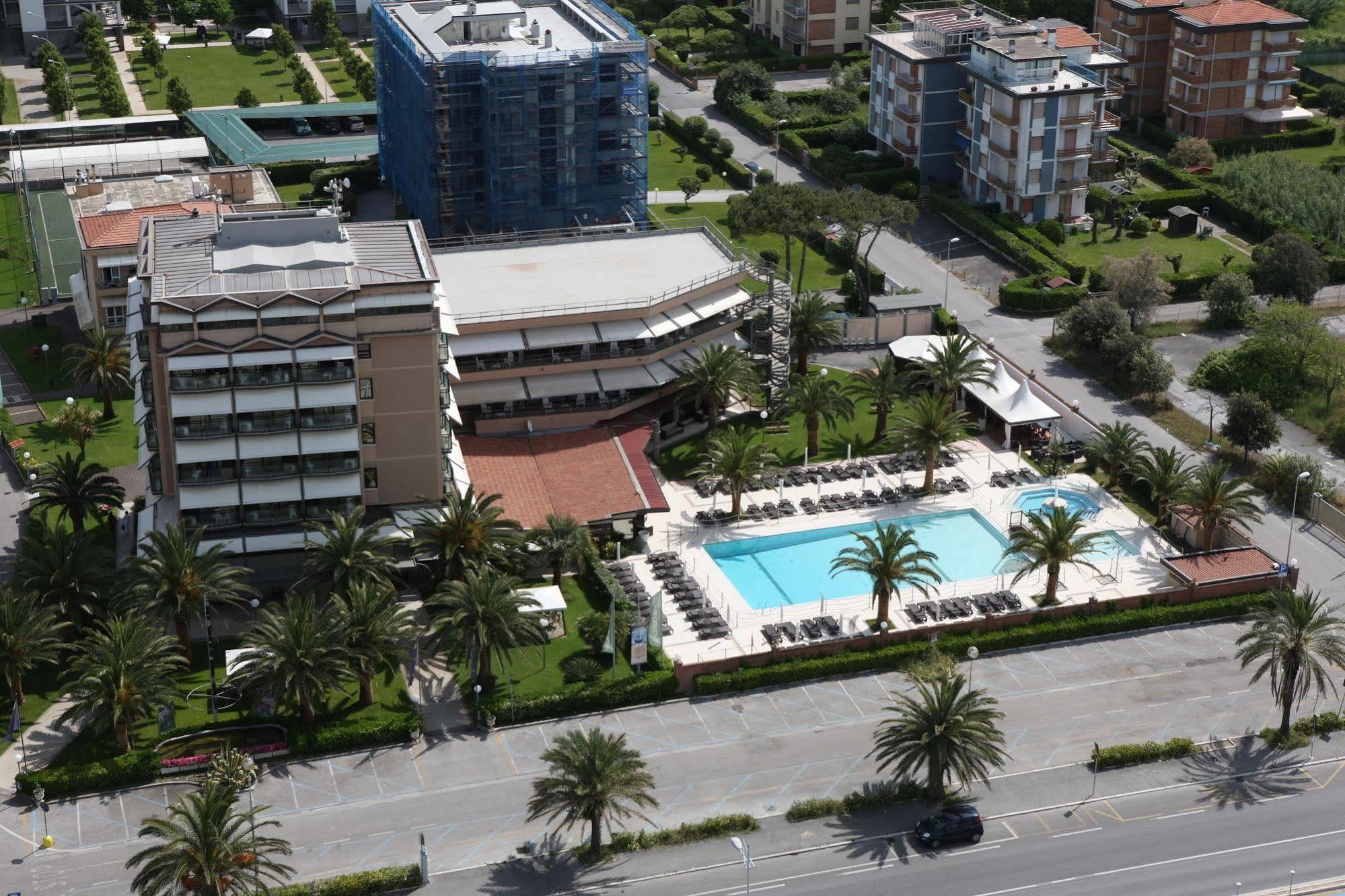 Hotel Caesar Residence & SPA Camaiore Bagian luar foto