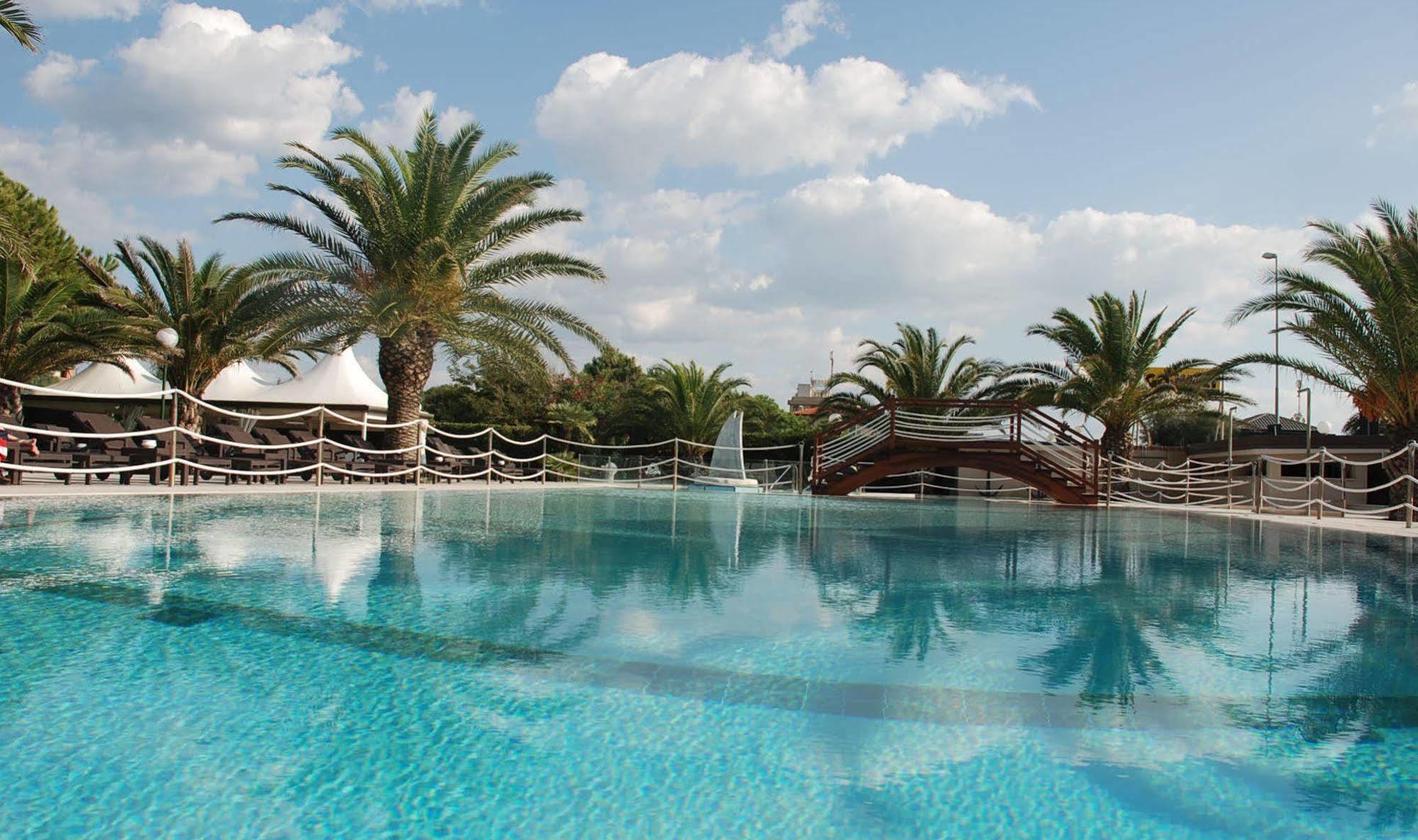 Hotel Caesar Residence & SPA Camaiore Bagian luar foto