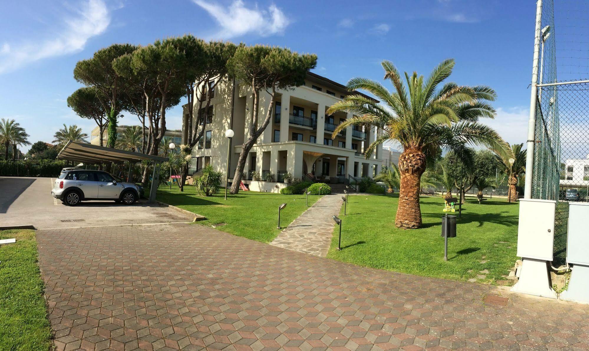 Hotel Caesar Residence & SPA Camaiore Bagian luar foto