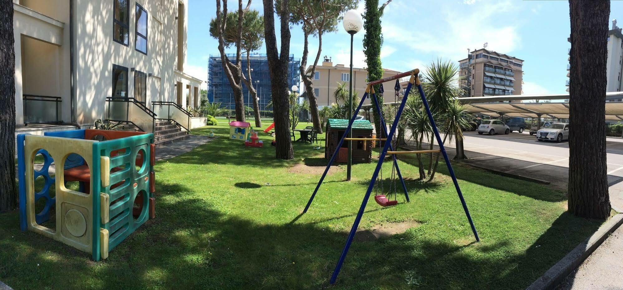 Hotel Caesar Residence & SPA Camaiore Bagian luar foto