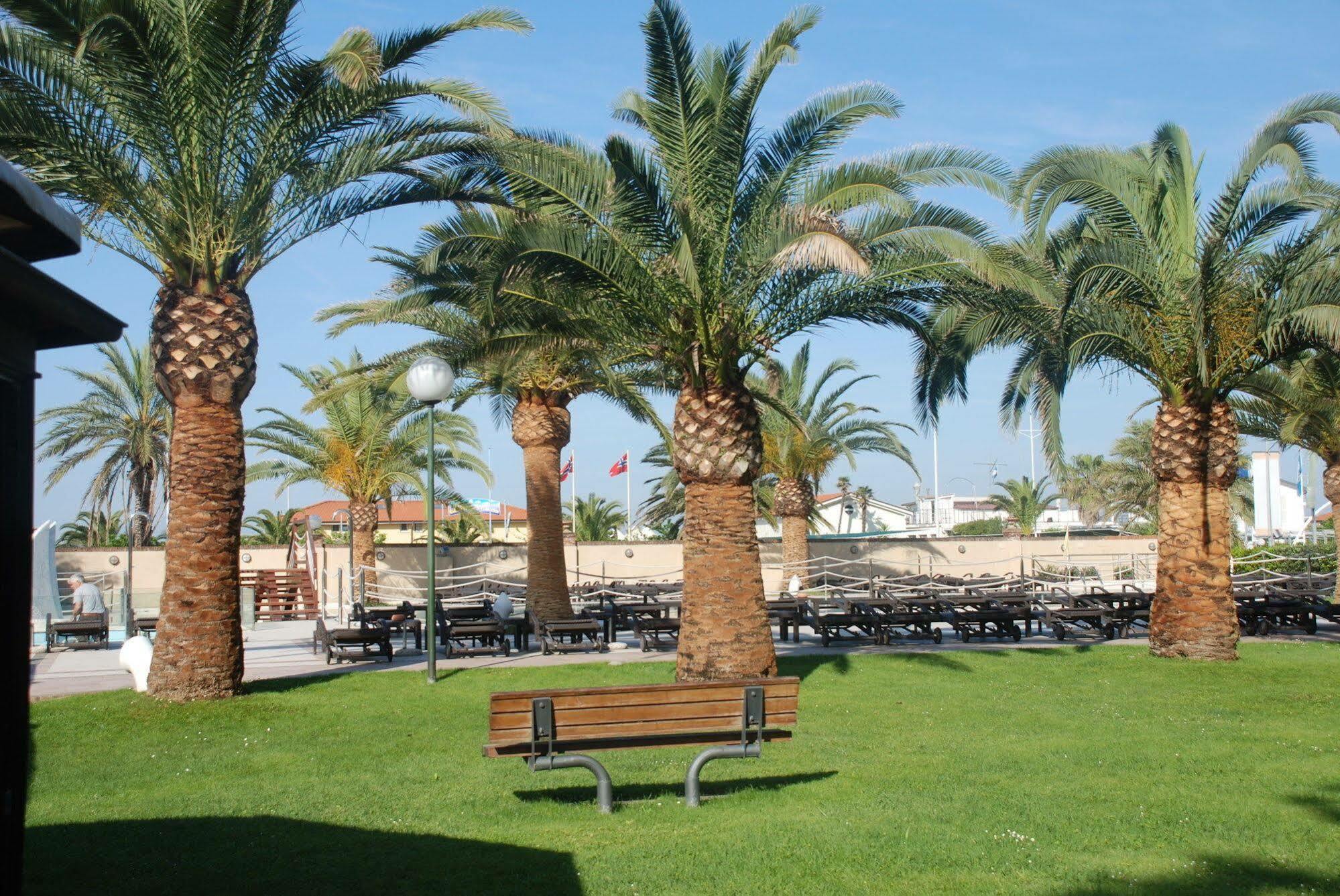 Hotel Caesar Residence & SPA Camaiore Bagian luar foto